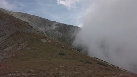 Naturlandschaftlich-Von-Wolken,-Die-Zum-Krivan-gipfel-In-Der-Slowakei-Aufsteigen---Stetiger-Schuss