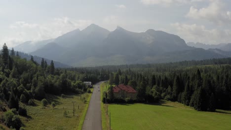 Blick-Auf-Die-Hohe-Tatra-In-Tatranska-Javorina-Straße-In-Der-Slowakei-Mit-Isolierten-Häusern-Und-Nebelwolken---Weitwinkelaufnahme