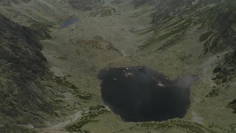Wunderbare-Aussicht-Auf-Die-Bergkette-In-Der-Nähe-Des-Skok-wasserfalls-Und-Der-Hohen-Tatra-Hruby-Vrch-An-Einem-Sonnigen-Tag-In-Der-Slowakei---Luftaufnahme