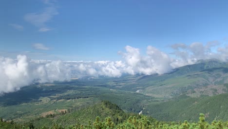 Schöne-Aussicht-Auf-Die-Hohe-Tatra-Mit-Bewölktem-Blauem-Himmel-An-Einem-Sonnigen-Tag-In-Der-Slowakei---Luftaufnahme