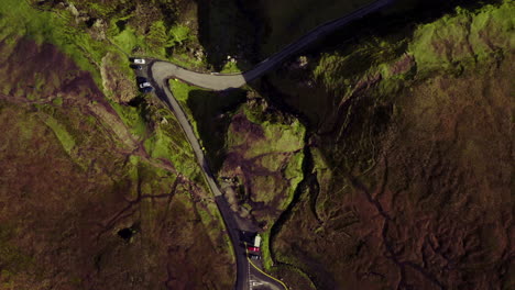Schottische-Straße-Und-Landschaft-Auf-Der-Isle-Of-Skye-Island-Und-Kurvenreiche-Straße-Zwischen-Hügeln,-Filmische-Absteigende-Luftaufnahme-Von-Oben-Nach-Unten
