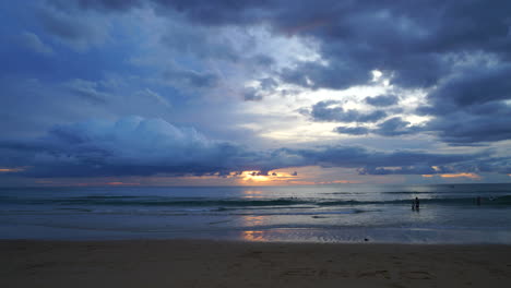 Zeitraffer-Tropischer-Strand-In-Phuket-Mit-Sonnenuntergang