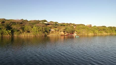 Aufsteigende-Luftaufnahme-Des-Inhampavala-Sees-In-Chindeguele-Mosambik-Während-Der-Goldenen-Stunde-Des-Sonnenaufgangs