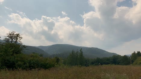 Vista-Aérea-De-La-Hermosa-Montaña-De-Los-Altos-Tatras-Con-Un-Cielo-Azul-Nublado-Y-árboles-Verdes-En-Eslovaquia---Toma-Amplia