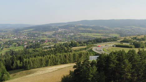 Schöne-Aufnahmen-Der-Autobahn-Zwischen-Den-Tatra-bergen-In-Der-Slowakei-Mit-Isolierten-Häusern-Und-Grünen-Bäumen---Breite-Aufnahme
