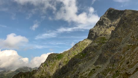 Vista-De-Cerca-Verdaderamente-Asombrosa-Del-Pico-Krivan-En-Eslovaquia-Con-Cielo-Nublado-Arriba---Tiro-De-Cerca