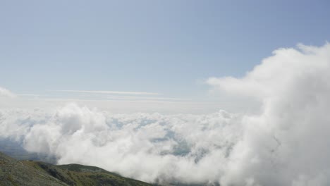 Imágenes-Gloriosas-De-Un-Valle-Alto-De-Tatras-Cerca-De-Krivan-En-Eslovaquia-Con-Nubes-De-Niebla---Tiro-Rodante
