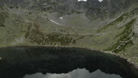 Maravillosa-Vista-De-La-Cordillera-Cerca-De-La-Cascada-Skok-Y-Hruby-Vrch-High-Tatras-En-Eslovaquia---Tiro-Rodante