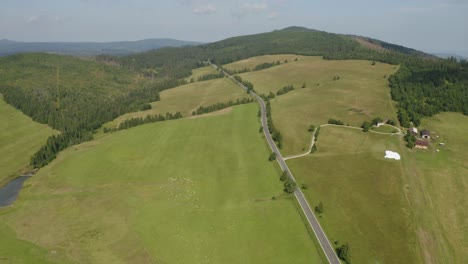 Friedlicher-Blick-Auf-Die-Autobahn-In-Der-Tatra-region,-Dorf-Ždiar-In-Der-Slowakei---Luftaufnahme