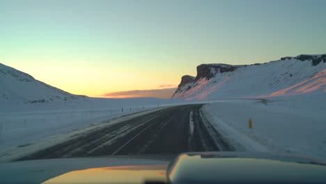 Conduciendo-Por-Carreteras-Heladas-En-Islandia-En-Invierno-Hacia-El-Amanecer-En-Febrero