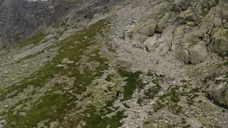 Hombre-Escalando-Una-Montaña-Cerca-De-Hruby-Vrch-En-Eslovaquia---Toma-Aérea