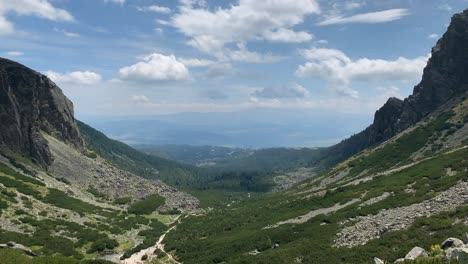Zeitraffer-Bewegte-Wolkenschatten-über-Grüne-Bergtallandschaft,-Hohe-Tatra