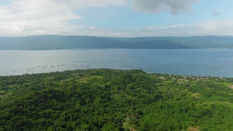 Toma-Aérea-De-Drones-Desde-La-Isla-Del-Volcán-Taal