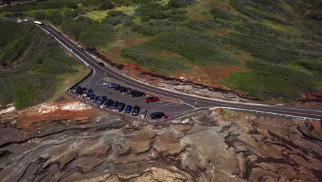 Drone-footage-of-traffic-and-Lanai-lookout-parking-lot-on-Kalaniana’ole-highway,-near-Kahauloa-cove-on-the-southeast-side-of-Oahu,-Hawaii