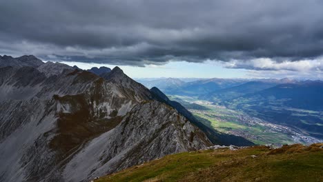 Epischer-Bergzeitraffer-Vom-Hafelekarspitz-über-Der-Stadt-Innsbruck-In-Den-österreichischen-Alpen