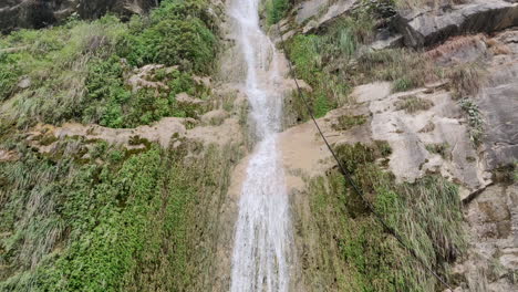 Schöner-Natürlicher-Wasserfall,-Der-Die-Hügel-Hinunterfällt