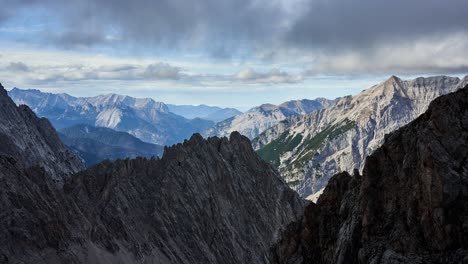 Dramático-Timelapse-De-Nubes-Rodantes-Sobre-Las-Montañas-Karwendal-En-Los-Alpes-Austriacos-Desde-La-Cima-De-Hafelekarspitz-Cerca-De-Innsbruck
