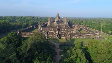 Drone-Volando-Sobre-Angkor-Wat-Amanecer-Explorando-Secretos-De-La-Historia-Antigua-Camboya-Selva-Templo-Selva-Turista-Budista
