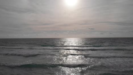 Die-Sonne-Geht-Auf-Und-Scheint-über-Den-Wunderschönen-Wellen-Des-Karibischen-Meeres