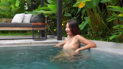 Attraktive-Asiatin-Entspannt-Am-Pool-In-Einem-Luxusresort