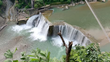 Luftaufnahme-Des-Flusses,-Der-Sich-In-Einen-Riesigen-Wasserfall-Verwandelt