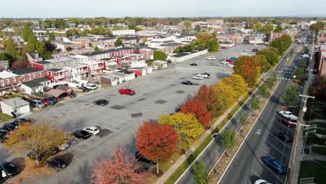 Luftbildshow-über-Städtischen-Reihenhäusern-Im-Herbst,-Bunte-Bäume