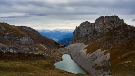 Lapso-De-Tiempo-De-Altas-Montañas-Y-Lago-Alpino-De-Rofanspitze-En-Los-Alpes-Austriacos