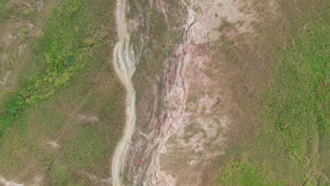 Drohnenansicht-Von-Oben-Nach-Unten-Auf-Den-Riskanten-Abenteuer-Bergpfad-Der-Vulkaninsel-Taal-Auf-Den-Philippinen