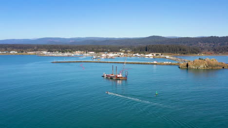 Dolly-In-Richtung-Baggerboot-Auf-Dem-Pazifik-In-Der-Nähe-Von-Crescent-City,-Ca