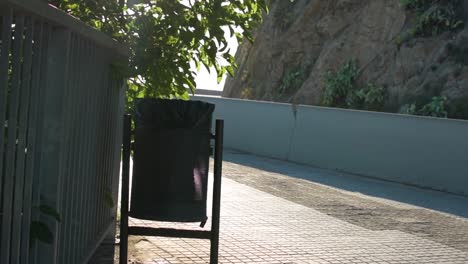 Mülleimer-Auf-Der-Straße-Mit-Hintergrundbeleuchtung-In-Spanien