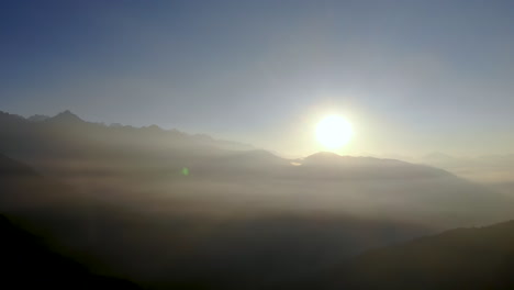Sonnenaufgang-In-Den-Bergen-Mit-Himalaya-Gipfeln-In-Der-Everest-Region