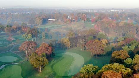 Breiter-Aufnahmeschuss,-Lancaster-Country-Club-Golf-Couse,-Conestoga-River-Bei-Herbstsonnenaufgang