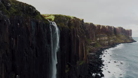 Mealt-Falls-On-Kilt-Rock,-Isla-De-Skye,-Escocia,-Reino-Unido,-Antena-Ascendente