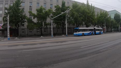 Öffentlicher-Bus,-Der-Entlang-Der-Sungri-Street-Fährt-Und-An-Einer-Kreuzung-Hält