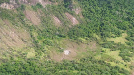 Vista-De-Pájaro-Del-Géiser-Que-Descarga-Agua-Caliente-Y-Vapor-Del-Volcán-Taal