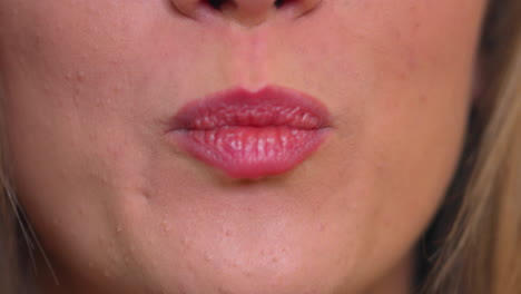 Extreme-Nahaufnahme-Des-Mundes-Einer-Frau,-Modell,-Das-Ihre-Zunge-Herausstreckt-Und-Sie-über-Ihre-Lippen-Fährt