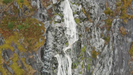 Luftaufnahme-Eines-Wasserfalls-In-Irland-An-Einem-Bewölkten-Kalten-Tag