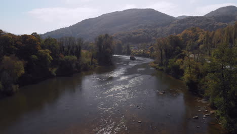 Río-Bosna-Neretva-Fluyendo-A-Través-De-Bosnia,-Paisaje-De-Campo-Aéreo