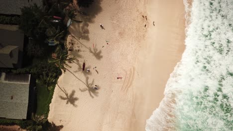 Statische-Luftaufnahme-über-Wellen,-Die-An-Einem-Tropischen-Strand-In-Hawaii-Zusammenbrechen