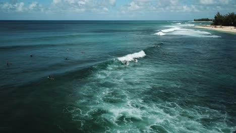 Drohnenaufnahme-Von-Zwei-Surfern,-Die-Eine-Welle-An-Der-Nordküste-Von-Oahu,-Hawaii,-Fangen