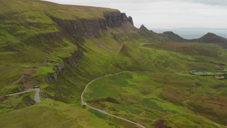 Eine-Kleine-Straße,-Die-Die-Berglandschaft-In-Schottland-Durchquert