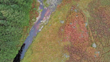 Luftaufnahme-Eines-Flusses-In-Irland-An-Einem-Bewölkten-Kalten-Tag