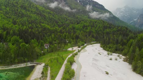 Luftaufnahme-Eines-Türkisfarbenen-Sees-In-Den-Bergen-Sloweniens