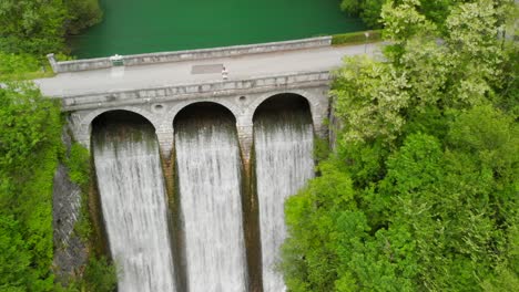 Un-Pequeño-Puente-Y-Presa-Con-Salida-De-Agua-En-Eslovenia