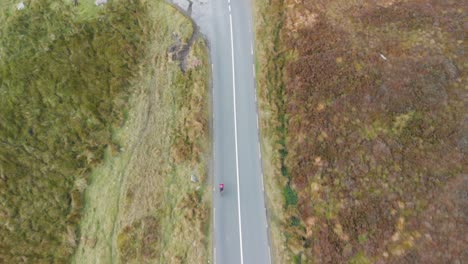 Siguiendo-A-Un-Ciclista-En-Un-Camino-A-Través-De-Las-Montañas-En-Irlanda