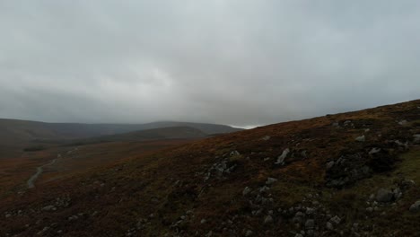 Reveladora-Toma-Aérea-De-Pastizales-Montañosos-En-Irlanda-Durante-Un-Día-Nublado
