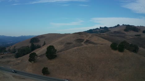Ein-Düsterer-Hügel-Mit-Blauem-Himmel-An-Einem-Verrauchten-Tag-In-Kalifornien