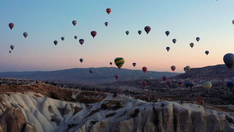 Dutzende-Heißluftballons-Heben-Sich-Gegen-Den-Himmel-über-Göreme-Kappadokien,-Türkei-Ab