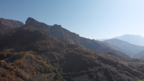 Pueblo-De-Podorašac-En-La-Región-Montañosa-De-Bosnia-Y-Herzegovina,-Antena