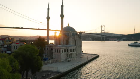 Die-Ortakoy-moschee-Bei-Sonnenaufgang-Und-Die-Istanbul-brücke-Im-Hintergrund